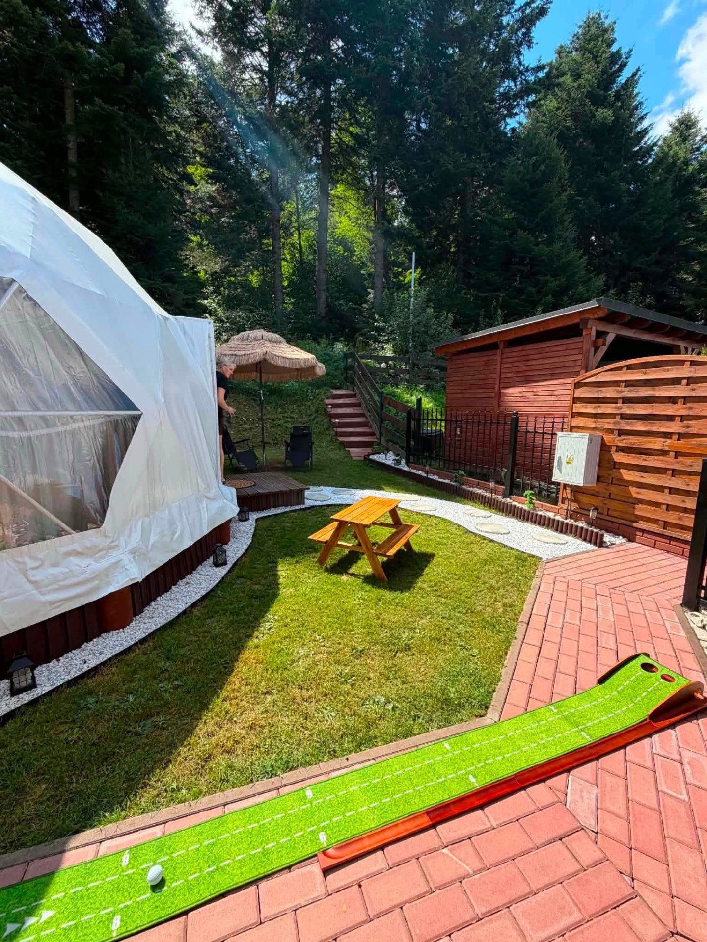 Ogród przy glampingu z mini golfem i strefą piknikową