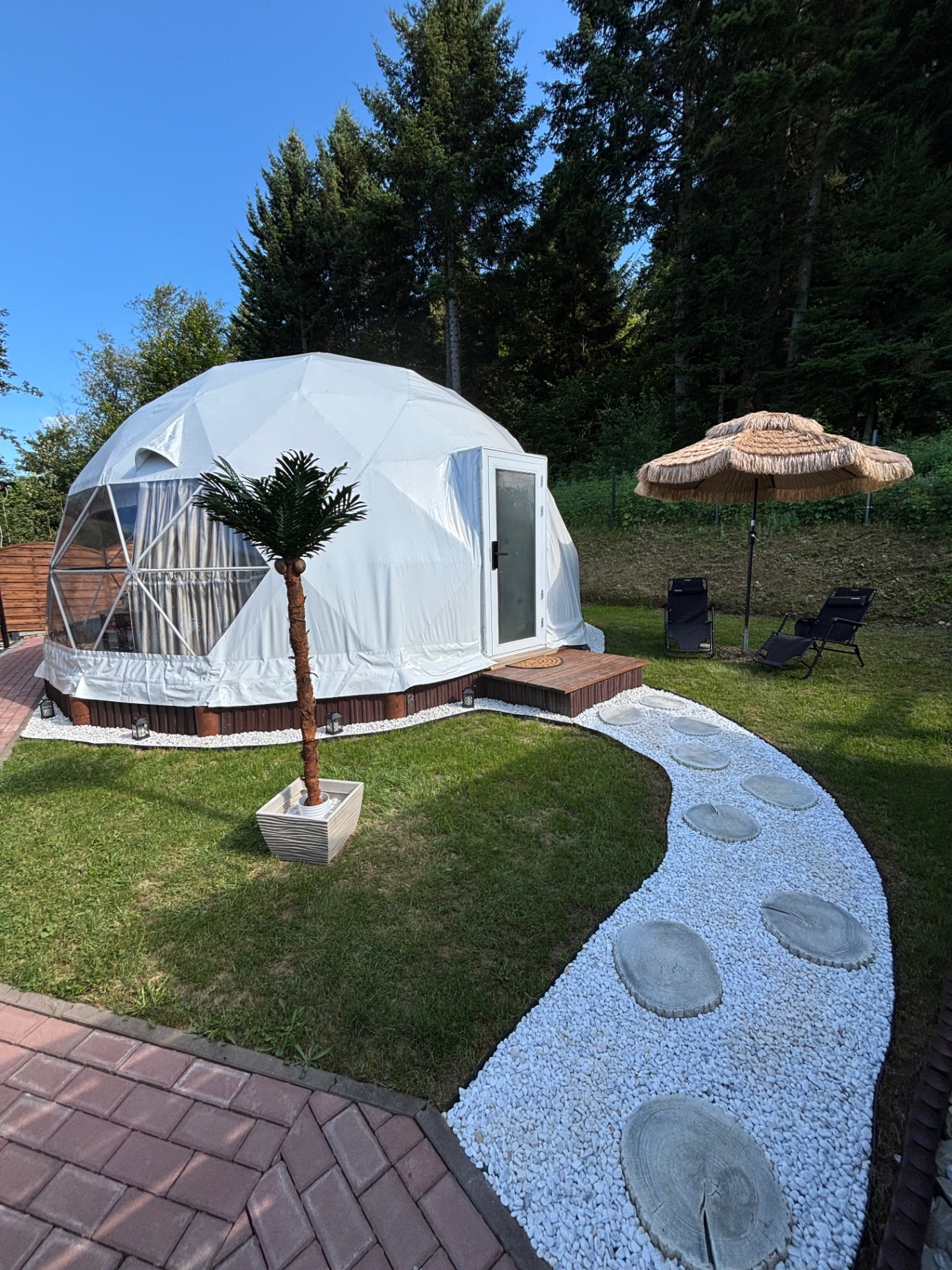Glamping Bieszczadzki Amor — kopuła glampingowa o zmierzchu w Bieszczadach, Zawóz nad Soliną